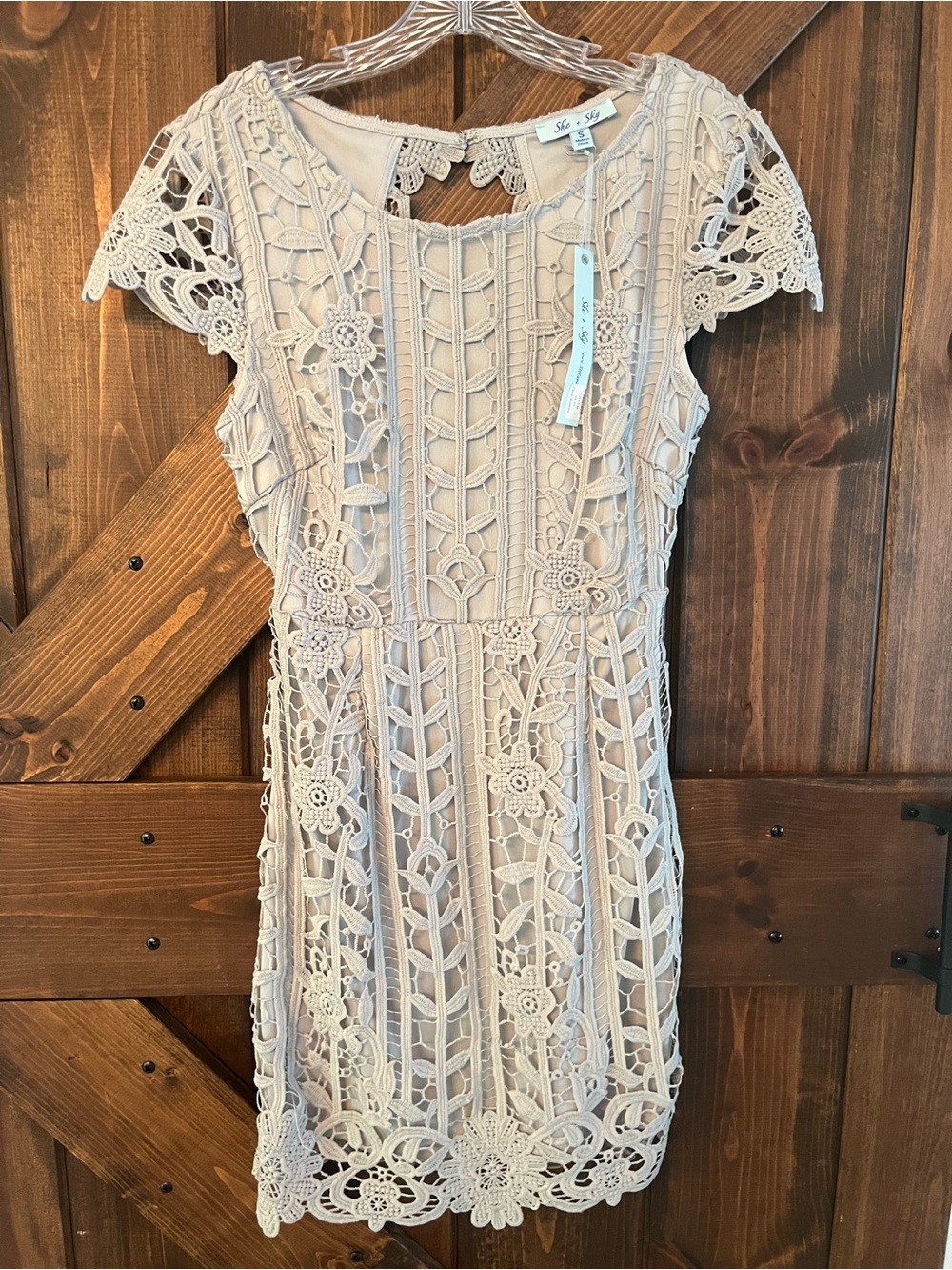 BOUTIQUE She&Sky NWT Lace Sheath Dress Light gray-Elegant Floral Crochet-NEW SM